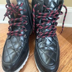 Johnson & Murphy Premium Quilted Black Leather boots. Cushioned footbed. 9.5 M